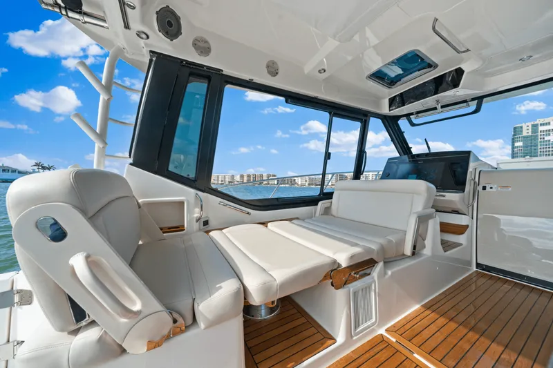 Slide: The Image of Boston Whaler 405 CONQUEST 2022 - 37