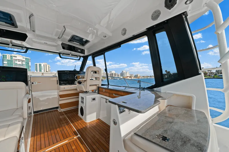 Slide: The Image of Boston Whaler 405 CONQUEST 2022 - 38