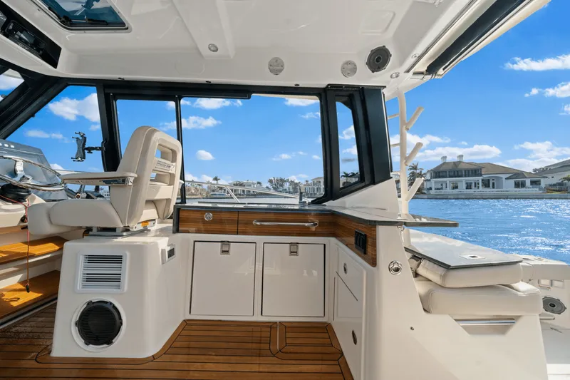Slide: The Image of Boston Whaler 405 CONQUEST 2022 - 39