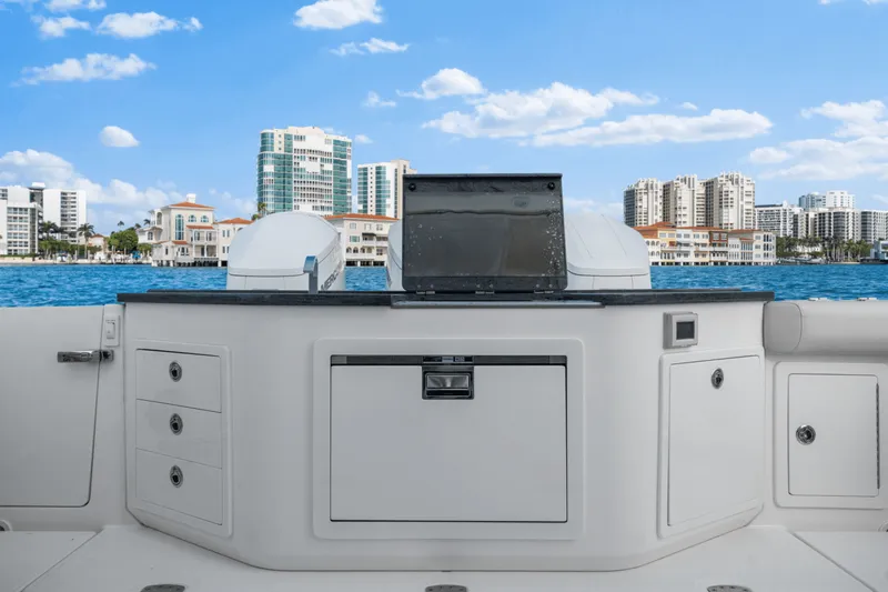 Slide: The Image of Boston Whaler 405 CONQUEST 2022 - 43