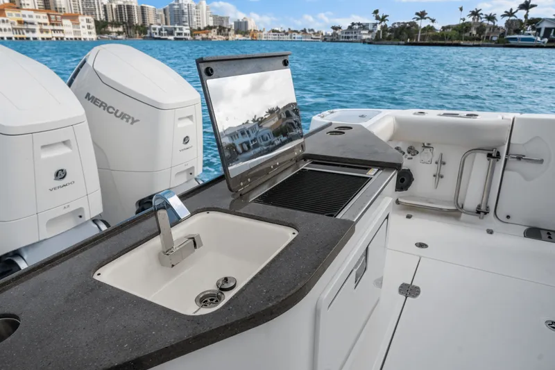 Slide: The Image of Boston Whaler 405 CONQUEST 2022 - 44
