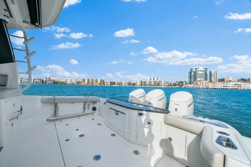 Slide: The Image of Boston Whaler 405 CONQUEST 2022 - 48