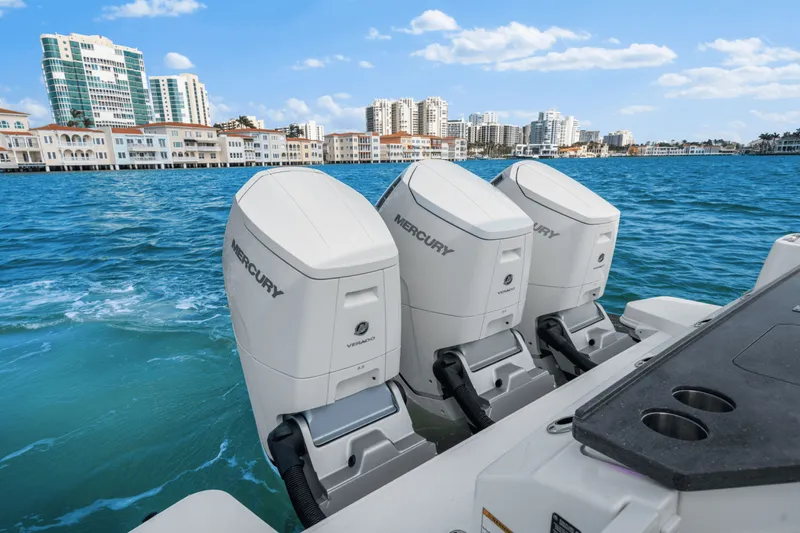 Slide: The Image of Boston Whaler 405 CONQUEST 2022 - 49