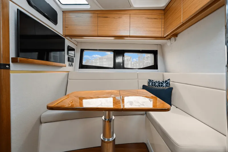 Slide: The Image of Boston Whaler 405 CONQUEST 2022 - 51