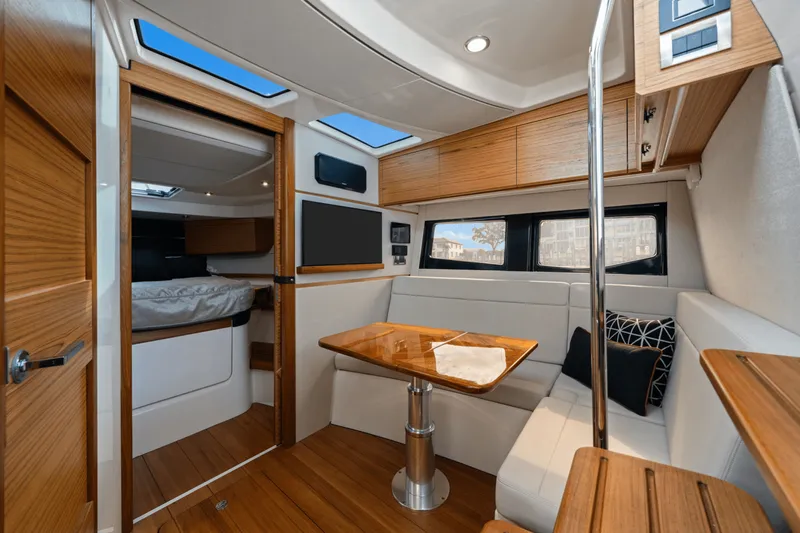 Slide: The Image of Boston Whaler 405 CONQUEST 2022 - 52