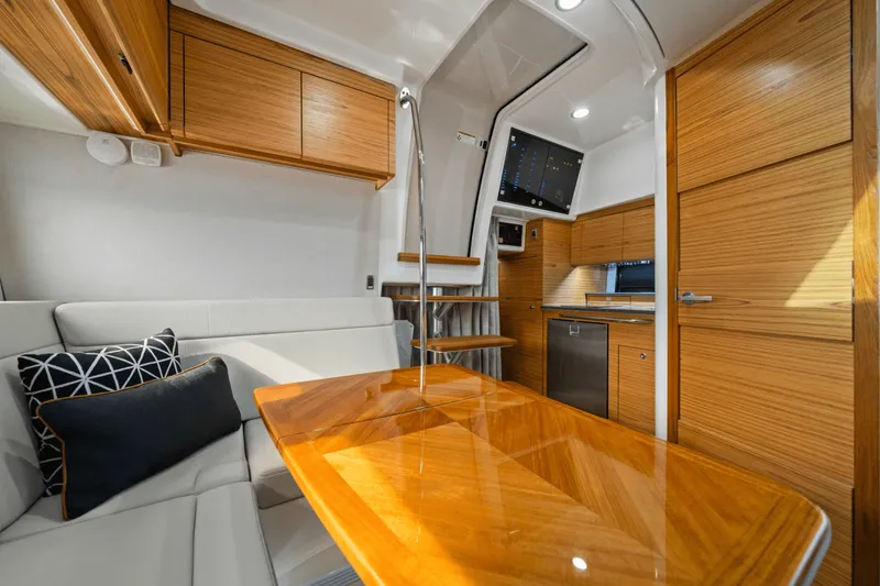 Slide: The Image of Boston Whaler 405 CONQUEST 2022 - 53