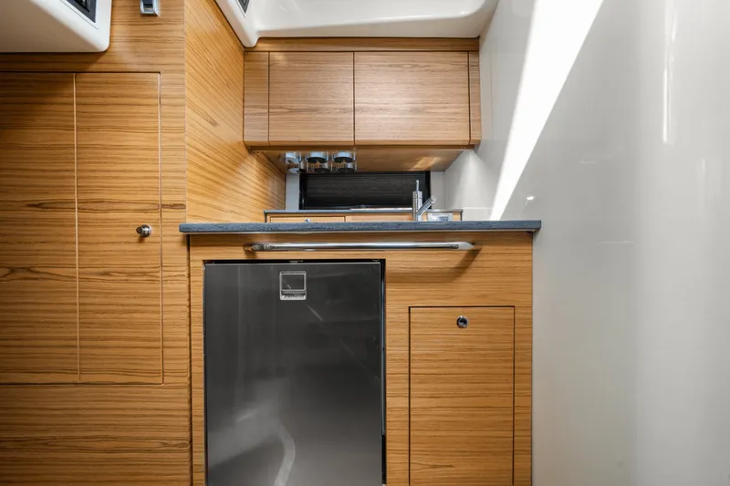 Slide: The Image of Boston Whaler 405 CONQUEST 2022 - 55