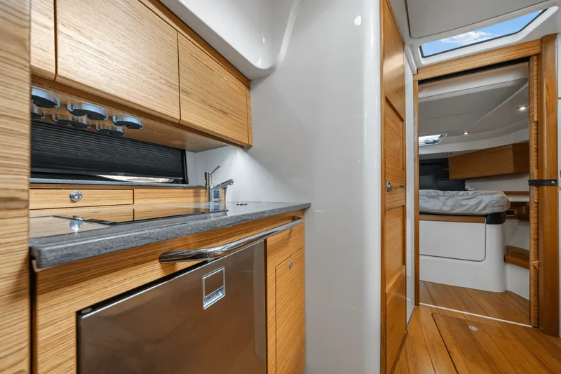 Slide: The Image of Boston Whaler 405 CONQUEST 2022 - 56