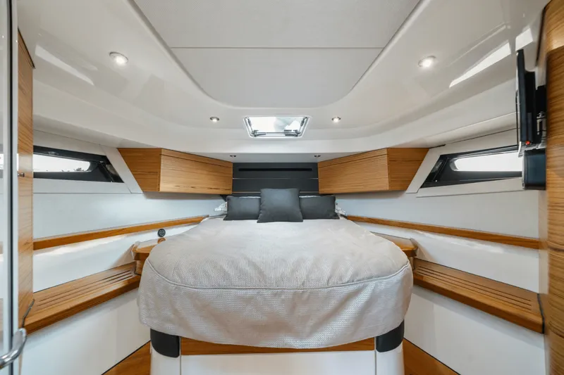 Slide: The Image of Boston Whaler 405 CONQUEST 2022 - 57