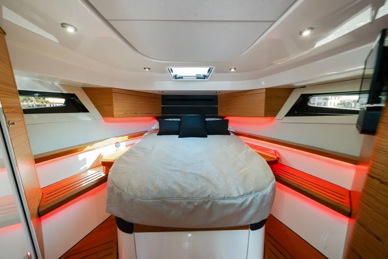 Slide: The Image of Boston Whaler 405 CONQUEST 2022 - 58