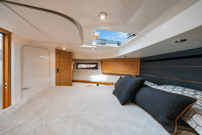 Slide: The Image of Boston Whaler 405 CONQUEST 2022 - 60