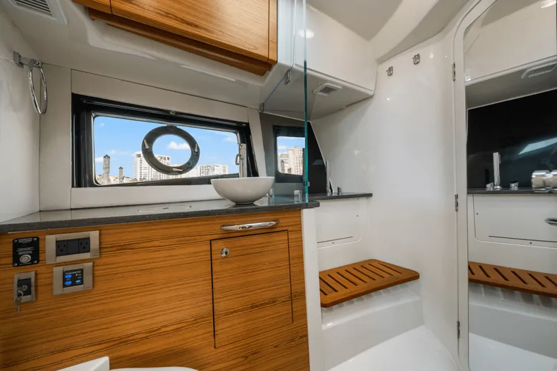 Slide: The Image of Boston Whaler 405 CONQUEST 2022 - 62