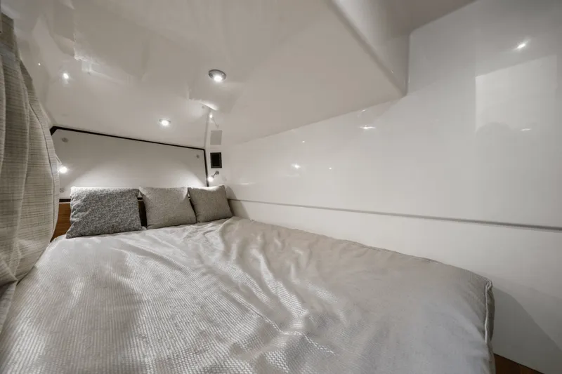 Slide: The Image of Boston Whaler 405 CONQUEST 2022 - 63