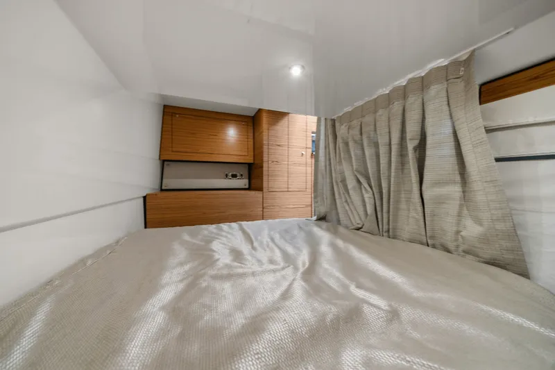 Slide: The Image of Boston Whaler 405 CONQUEST 2022 - 64