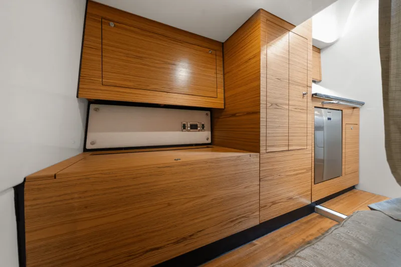 Slide: The Image of Boston Whaler 405 CONQUEST 2022 - 65