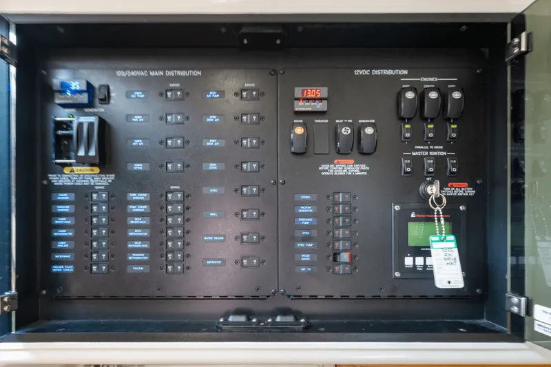 Slide: The Image of Boston Whaler 405 CONQUEST 2022 - 66