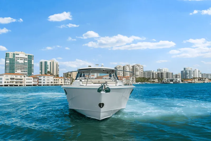 Slide: The Image of Boston Whaler 405 CONQUEST 2022 - 8