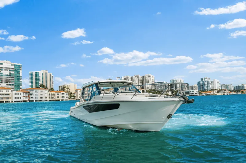 Slide: The Image of Boston Whaler 405 CONQUEST 2022 - 9