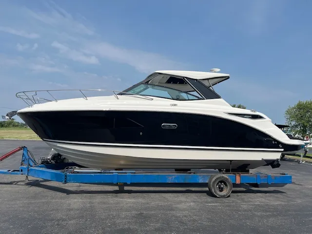 Slide: The Image of Sea Ray 320 DA 2025 - 2