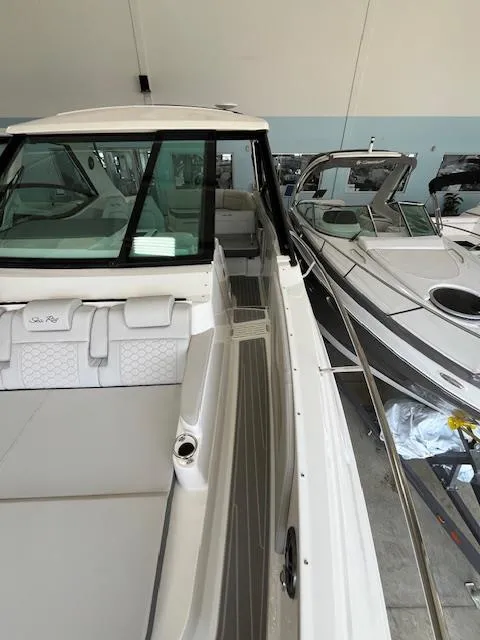 Slide: The Image of Sea Ray 320 DA 2025 - 4