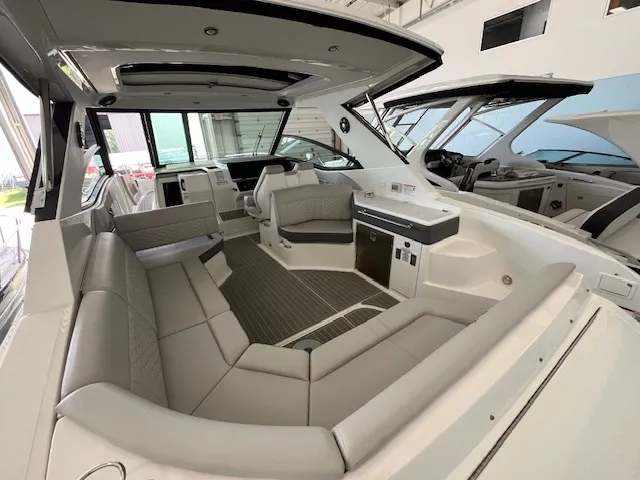 Slide: The Image of Sea Ray 320 DA 2025 - 7