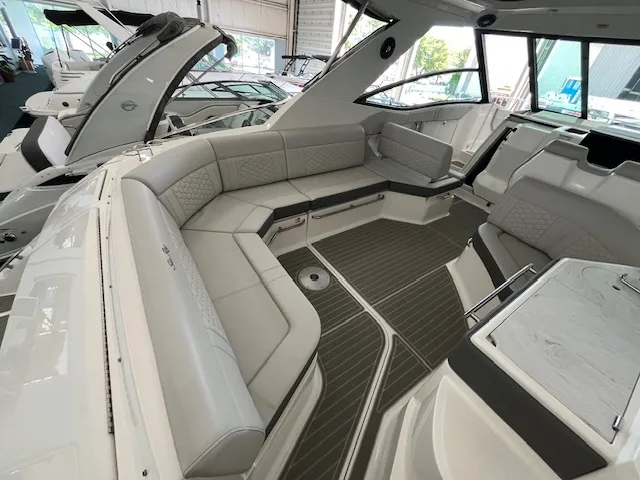 Slide: The Image of Sea Ray 320 DA 2025 - 6