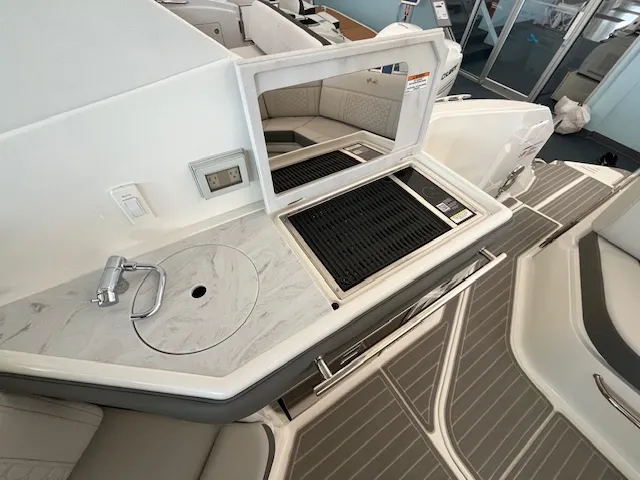 Slide: The Image of Sea Ray 320 DA 2025 - 8