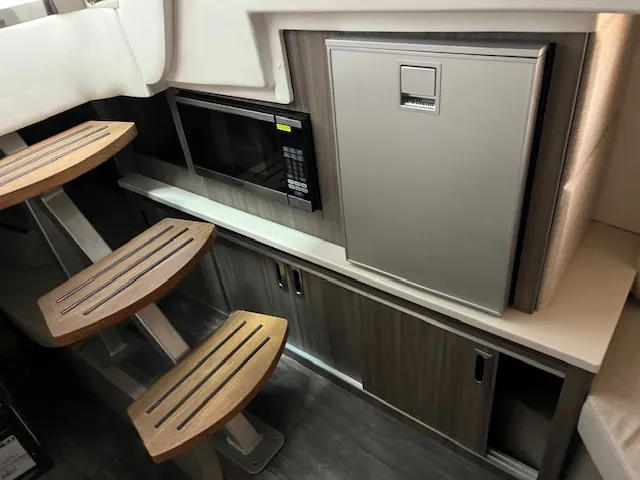 Slide: The Image of Sea Ray 320 DA 2025 - 12