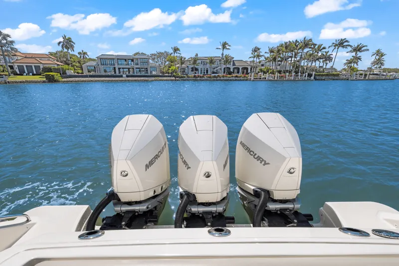 Slide: The Image of Boston Whaler 350 REALM 2022 - 10