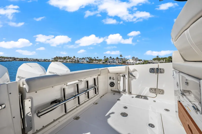 Slide: The Image of Boston Whaler 350 REALM 2022 - 13