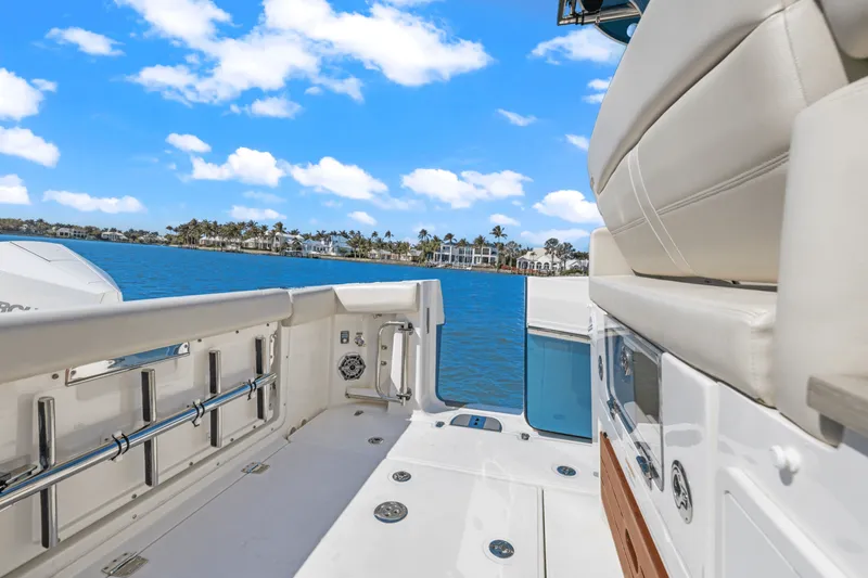 Slide: The Image of Boston Whaler 350 REALM 2022 - 14