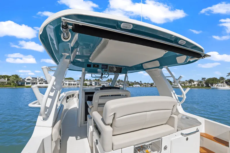 Slide: The Image of Boston Whaler 350 REALM 2022 - 17