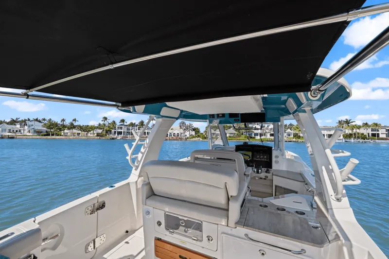 Slide: The Image of Boston Whaler 350 REALM 2022 - 18