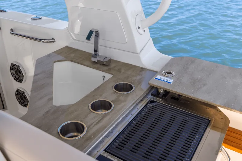 Slide: The Image of Boston Whaler 350 REALM 2022 - 19