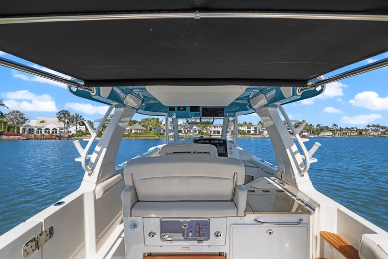 Slide: The Image of Boston Whaler 350 REALM 2022 - 20