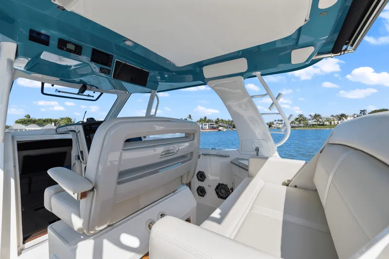 Slide: The Image of Boston Whaler 350 REALM 2022 - 22