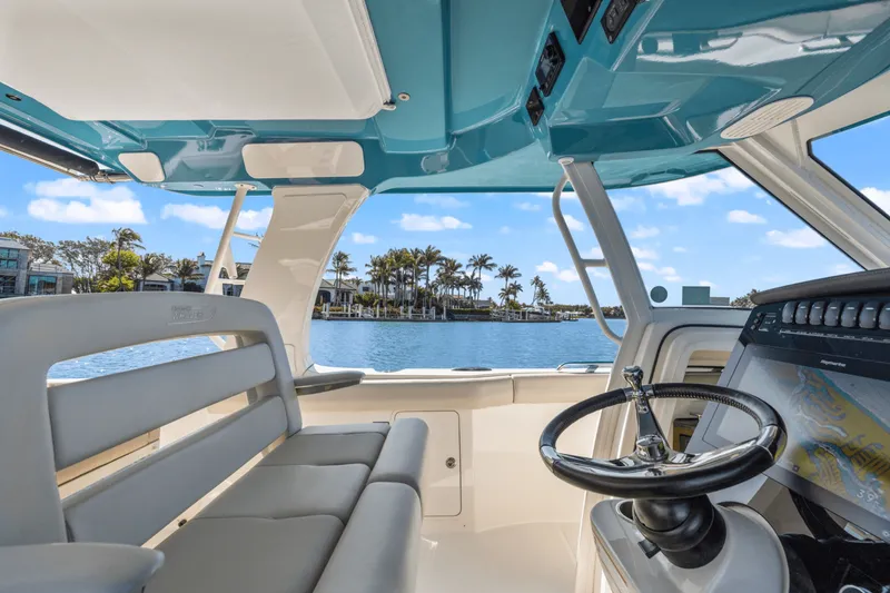Slide: The Image of Boston Whaler 350 REALM 2022 - 24