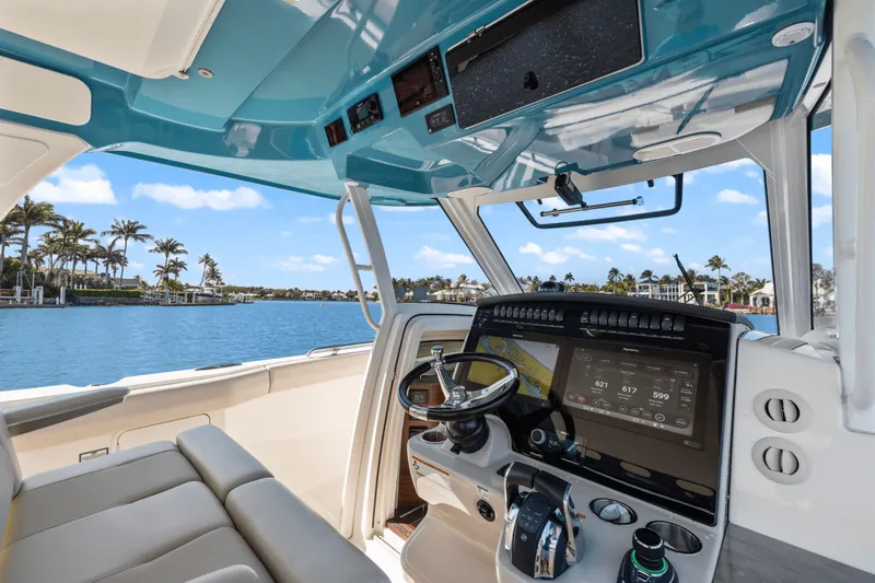 Slide: The Image of Boston Whaler 350 REALM 2022 - 25