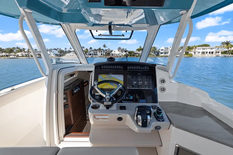 Slide: The Image of Boston Whaler 350 REALM 2022 - 27