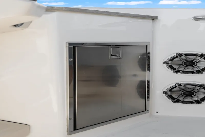 Slide: The Image of Boston Whaler 350 REALM 2022 - 28