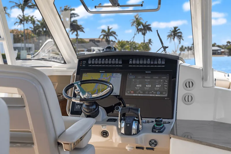 Slide: The Image of Boston Whaler 350 REALM 2022 - 29