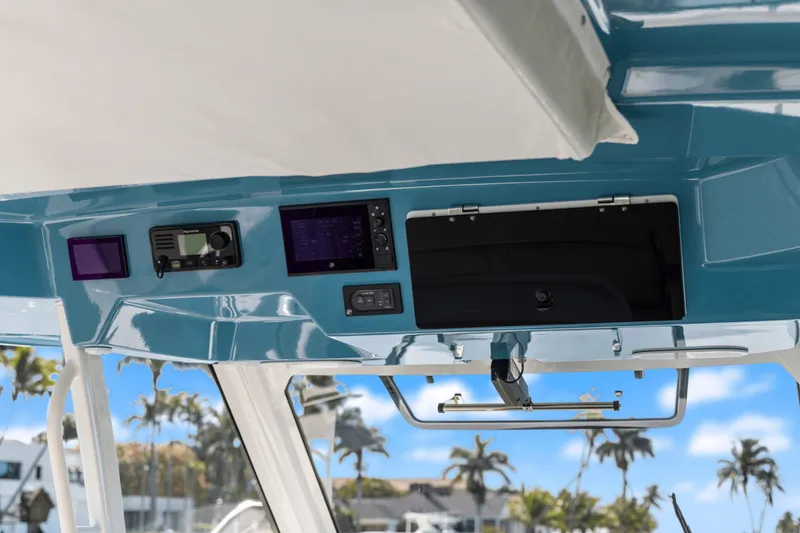 Slide: The Image of Boston Whaler 350 REALM 2022 - 30