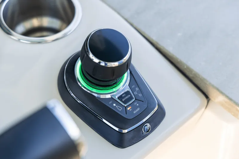 Slide: The Image of Boston Whaler 350 REALM 2022 - 31