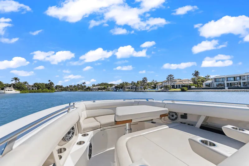 Slide: The Image of Boston Whaler 350 REALM 2022 - 33