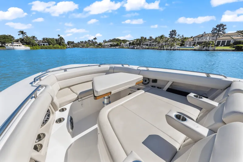 Slide: The Image of Boston Whaler 350 REALM 2022 - 34