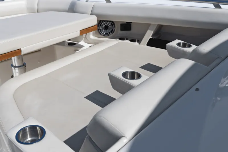 Slide: The Image of Boston Whaler 350 REALM 2022 - 37