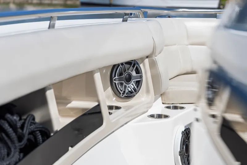 Slide: The Image of Boston Whaler 350 REALM 2022 - 38