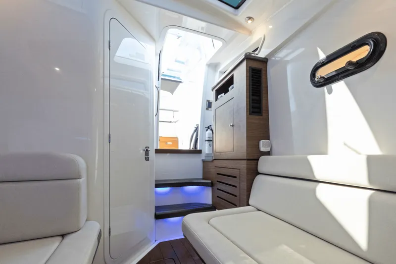 Slide: The Image of Boston Whaler 350 REALM 2022 - 41