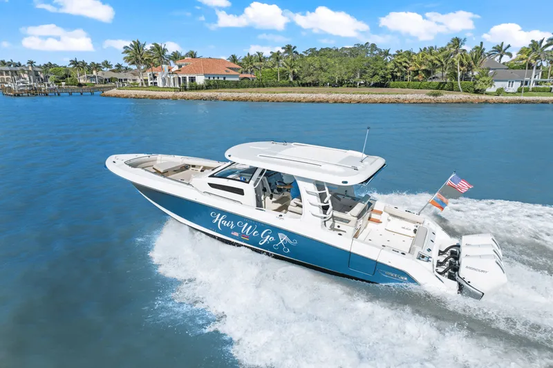 Slide: The Image of Boston Whaler 350 REALM 2022 - 6