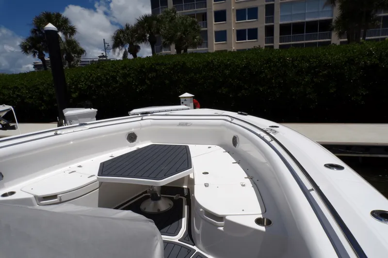 Slide: The Image of Boston Whaler 350 OUTRAGE 2016 - 10